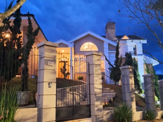 Imagem: Casa de Alto Padrão À Venda em Bairro