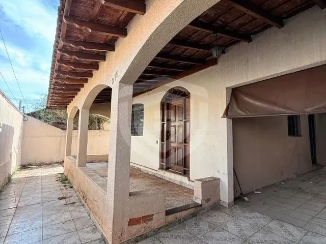 Imagem: A casa possui 2 Dormitórios, 1 Suíte, 3 Banheiros, 166m²