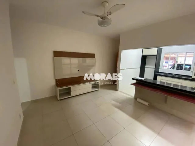 Imagem: A casa possui 3 Dormitórios, 1 Suíte, 3 Banheiros, 2