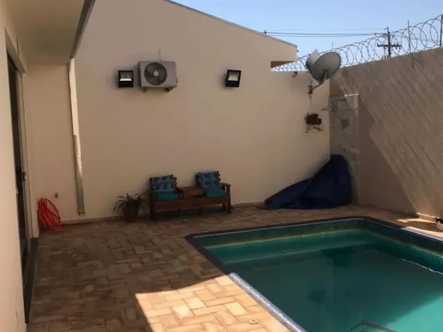 Imagem: A casa possui 3 Dormitórios, 1 Suíte, 2 Banheiros, 2