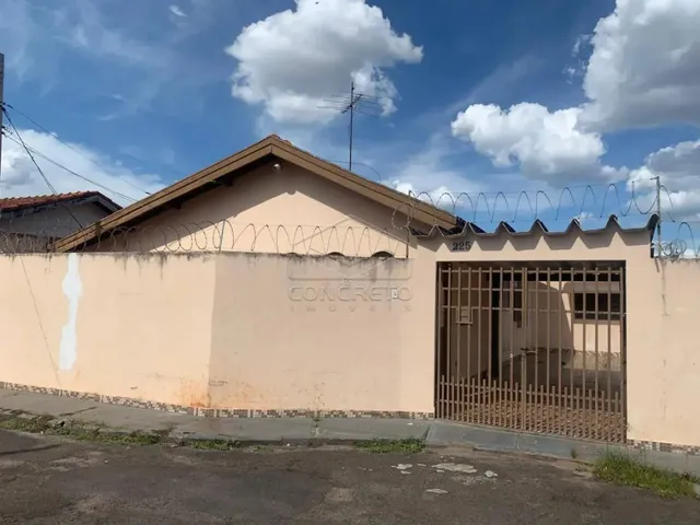 Imagem: A casa possui 3 Dormitórios, 1 Suíte, 2 Banheiros, 4