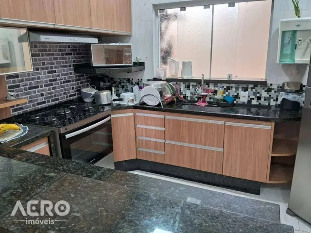 Imagem: A casa possui 2 Dormitórios, 1 Suíte, 2 Banheiros, 2
