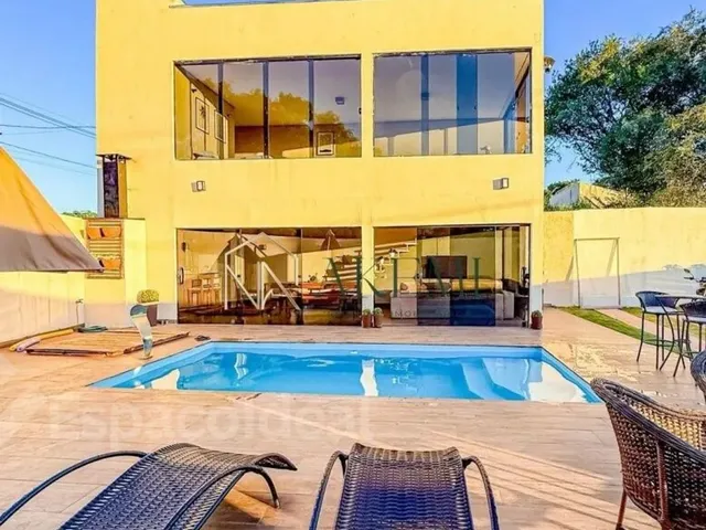 Imagem: A casa possui 1 Dormitório, 1 Suíte, 2 Banheiros, 4 Vagas