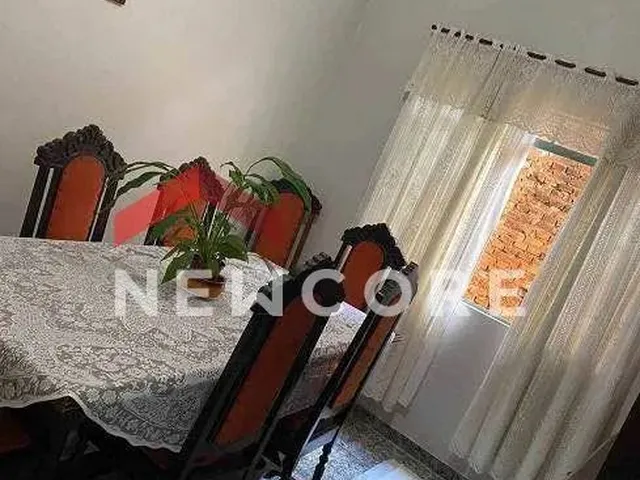 Imagem: A casa possui 3 Dormitórios, 1 Suíte, 2 Banheiros, 3