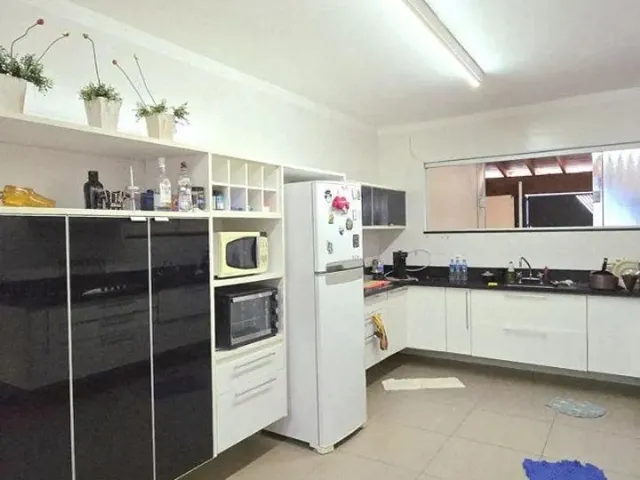 Imagem: A casa possui 3 Dormitórios, 1 Suíte, 4 Banheiros, 4