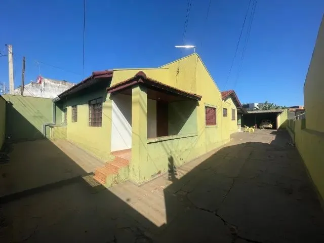 Imagem: A casa possui 3 Dormitórios, 2 Banheiros, 2 Vagas na