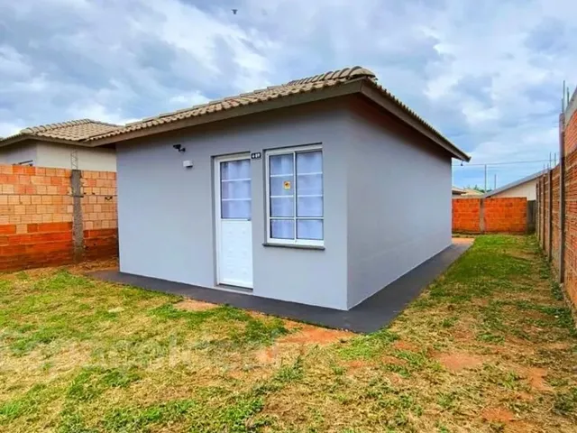Imagem: A casa possui 2 Dormitórios, 1 Banheiro, 2 Vagas na