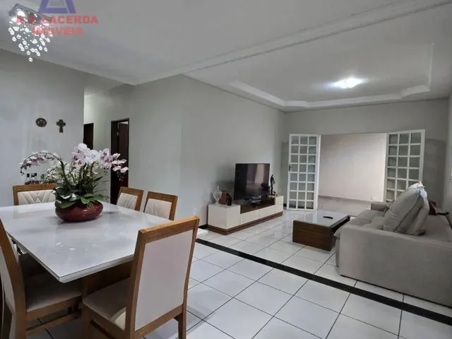 Imagem: Casa com 4 Quartos - Cândida Câmara