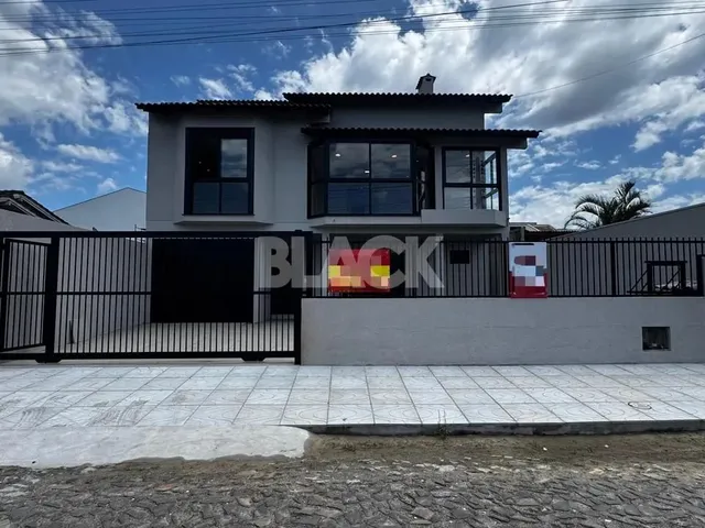 Imagem: Casa com 04 Quartos e Piscina À Venda no
