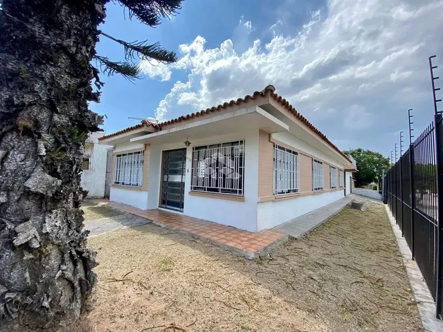 Imagem: Casa com 05 Dormitórios e 03 Vagas com