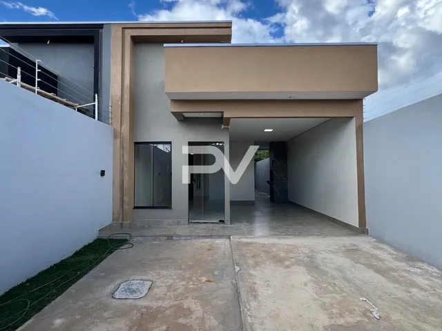 Imagem: A casa possui 4 Dormitórios, 1 Suíte, 2 Banheiros, 4