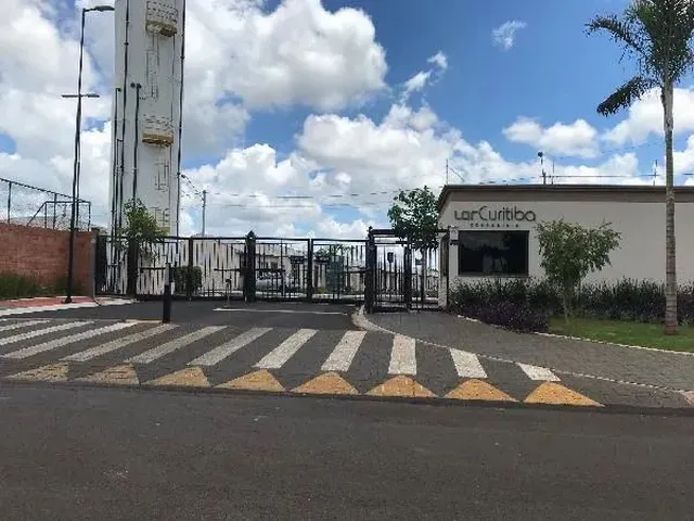 Imagem: A casa possui 2 Dormitórios, 1 Banheiro, 2 Vagas na