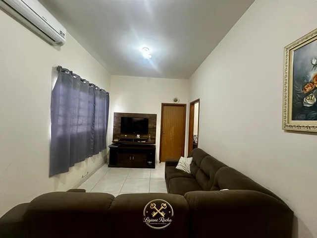 Imagem: A casa possui 2 Dormitórios, 1 Suíte, 1 Banheiro, 2 Vagas