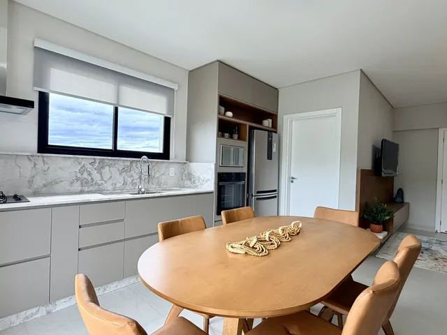 Imagem: O apartamento possui 4 Dormitórios, 1 Suíte, 2 Banheiros,