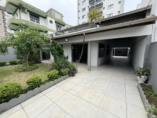 Imagem: Casa com 305m² de área construída a apenas