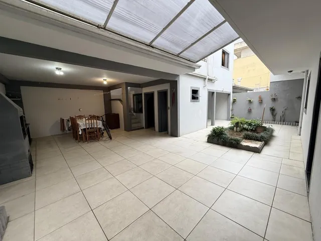 Imagem 2: Casa com 305m² de área construída a apenas 170 metros do mar, mobiliada, 4 quartos (1