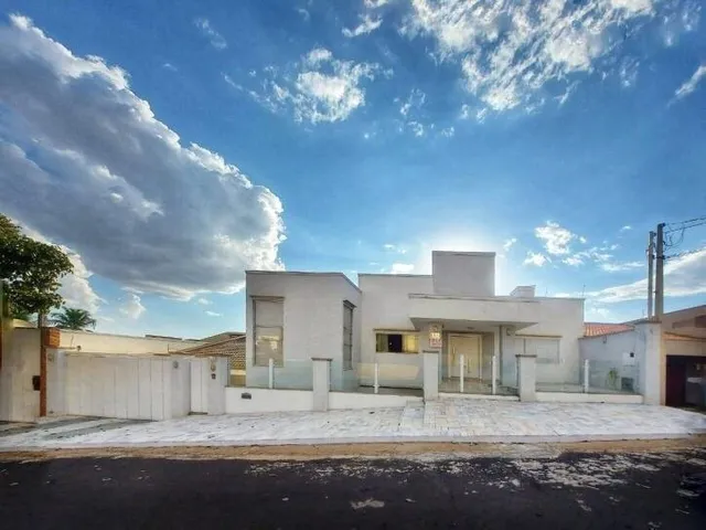 Imagem: A casa possui 3 Dormitórios, 3 Suítes, 5 Banheiros, 2
