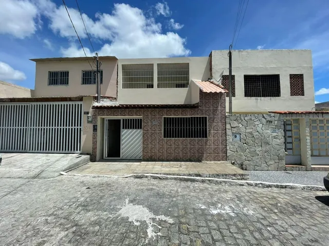 Imagem: A casa possui 3 Dormitórios, 1 Suíte, 2 Banheiros, 1 Vaga