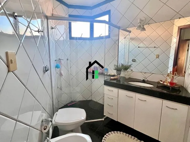 Imagem 2: Apartamento central com 3 quartos, suíte, salas amplas, lavabo e móveis planejad