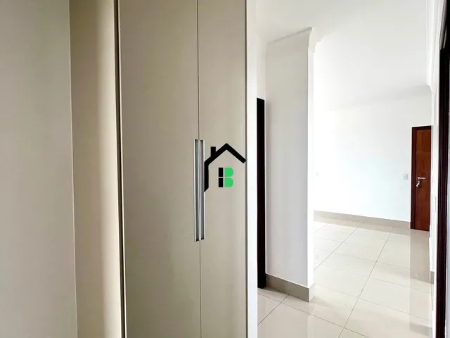 Imagem 4: Apartamento central com 3 quartos, suíte e sacada