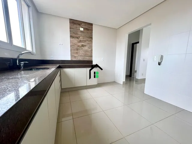 Imagem 8: Apartamento central com 3 quartos, suíte e sacada