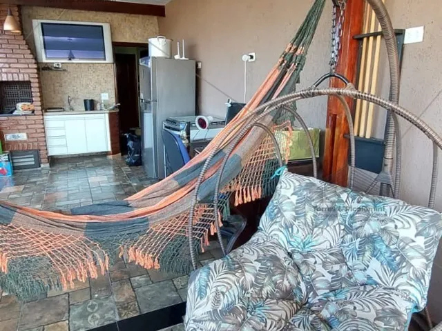 Imagem: A casa possui 2 Dormitórios, 1 Suíte, 3 Banheiros, 3