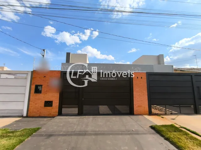 Imagem: A casa possui 3 Dormitórios, 1 Suíte, 1 Banheiro, 2 Vagas