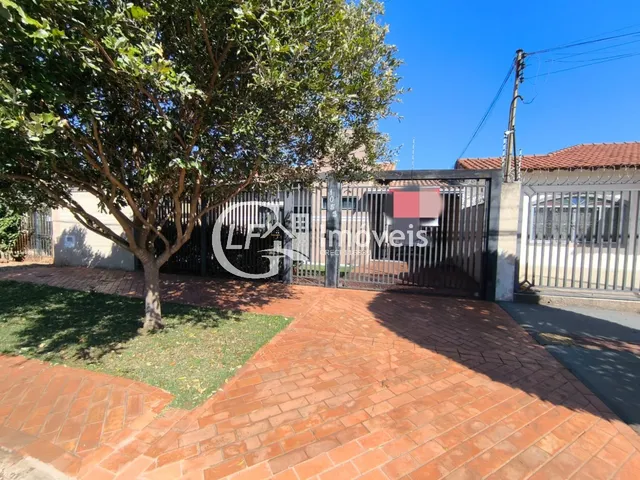 Imagem: A casa possui 4 Dormitórios, 1 Suíte, 2 Banheiros, 8