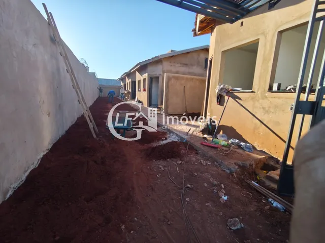 Imagem: A casa possui 2 Dormitórios, 1 Banheiro, 2 Vagas na