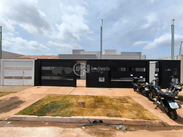 Imagem: A casa possui 3 Dormitórios, 1 Suíte, 2 Banheiros, 2