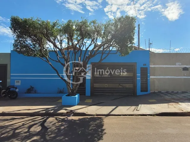 Imagem: A casa possui 2 Dormitórios, 2 Banheiros, 5 Vagas na