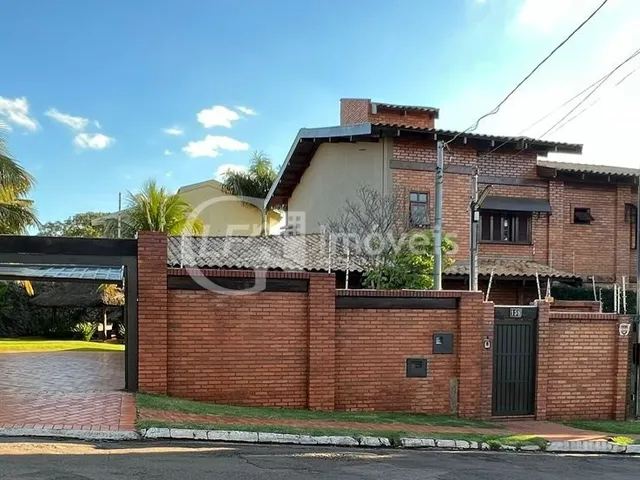 Imagem: A casa possui 4 Dormitórios, 2 Suítes, 4 Banheiros, 21