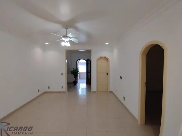 Imagem 2: Casa à venda em Copacabana-RJ, com 2 quartos (1 suíte), cozinha com armários