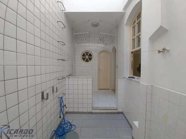 Imagem 4: Casa à venda em Copacabana-RJ, com 2 quartos (1 suíte), cozinha com armários