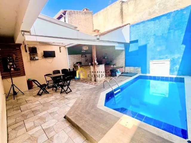 Imagem: A casa possui 2 Dormitórios, 1 Suíte, 3 Banheiros, 2