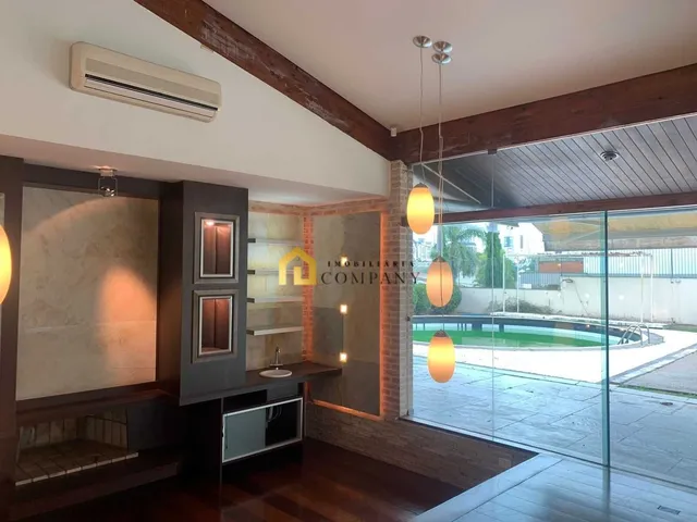 Imagem: A casa possui 4 Dormitórios, 4 Suítes, 4 Banheiros, 12