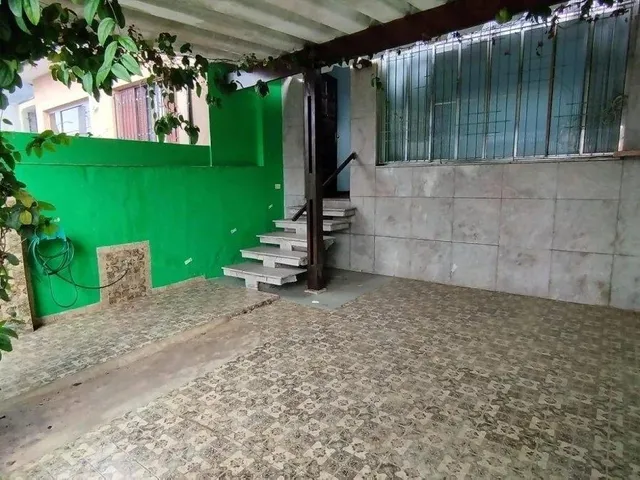 Imagem: A casa possui 3 Dormitórios, 2 Banheiros, 1 Vaga na