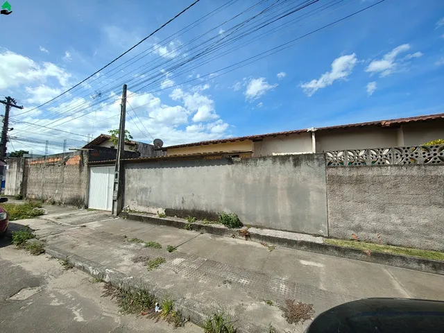 Imagem: A casa possui 2 Dormitórios, 1 Suíte, 2 Vagas na garagem