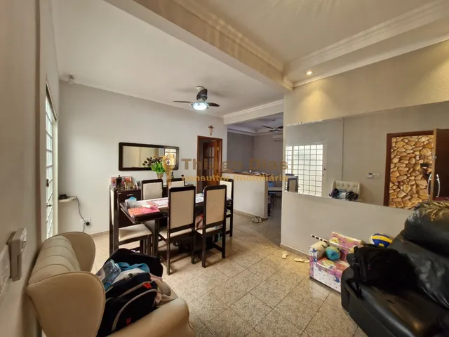 Imagem: A casa possui 3 Dormitórios, 1 Suíte, 3 Banheiros, 2