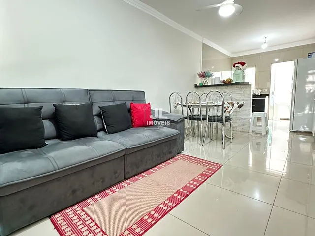 Imagem: A casa possui 2 Dormitórios, 1 Suíte, 2 Banheiros, 2