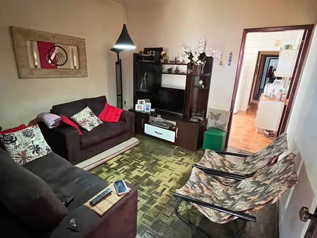 Imagem: A casa possui 2 Dormitórios, 1 Suíte, 2 Banheiros, 2