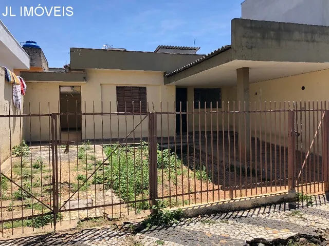 Imagem: A casa possui 2 Dormitórios, 1 Banheiro, 2 Vagas na