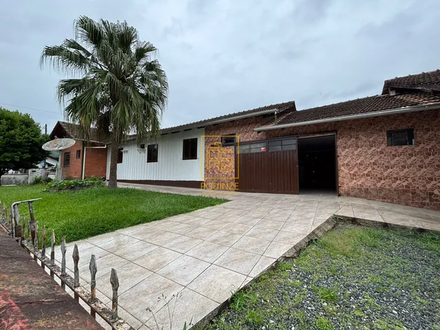 Imagem: Casa de esquina com kitnets para renda extra