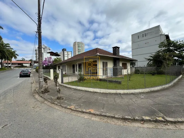 Imagem: Casa de Esquina com Quintal Amplo no Bairro