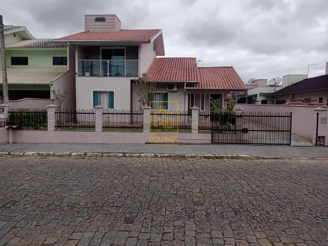 Imagem: Casa semi mobiliada com piscina no bairro