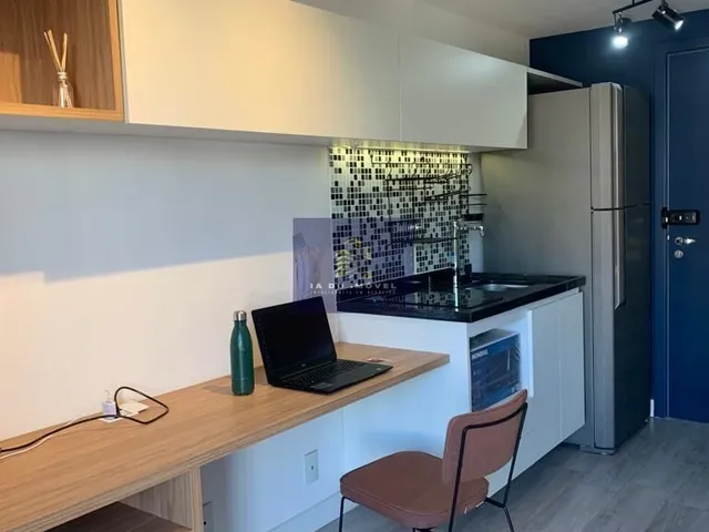 Imagem: O studio possui 1 Dormitório, 1 Suíte, 1 Banheiro, 27m²