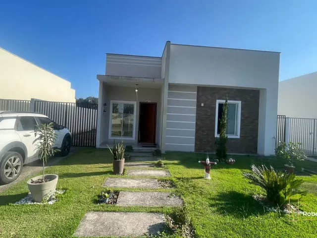 Imagem: A casa possui 4 Dormitórios, 1 Suíte, 3 Banheiros, 4
