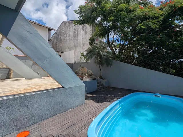 Imagem 1: Casa com 5 Dormitórios Sendo 3 Suítes e 4 Vagas de Garagem em Florianópolis/Sc
