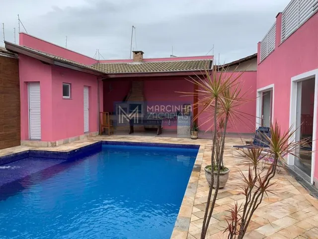 Imagem: Lindo Sobrado com Piscina Pertinho da Praia