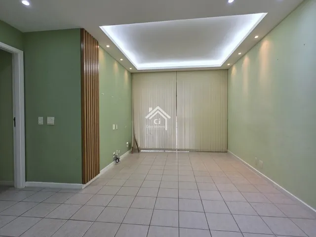Imagem: O apartamento possui 5 Dormitórios, 1 Suíte, 3 Banheiros